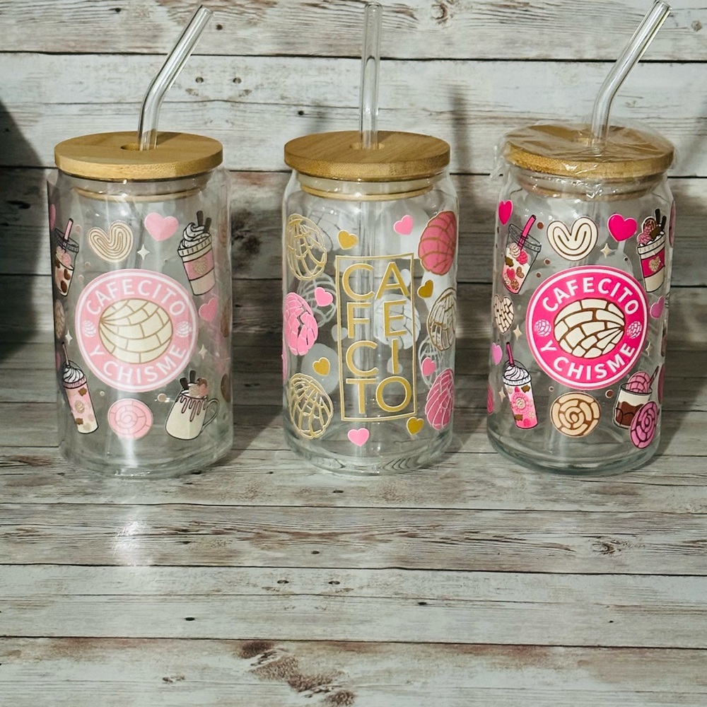 Cafecito Chisme Glass Jar Set with Bamboo Lids and Straws - Pink and Brown